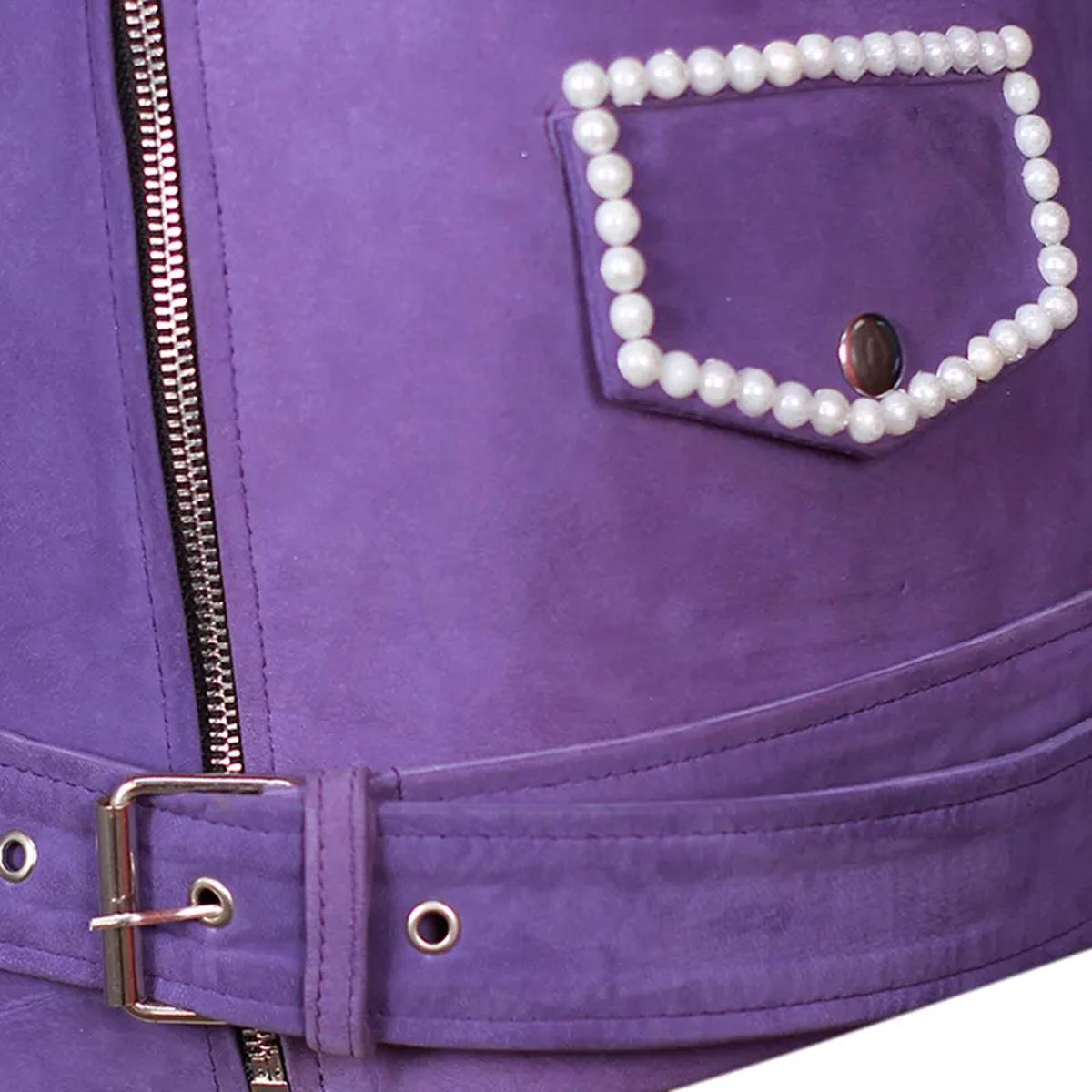 Giacca da motociclista in pelle di pecora viola da donna con dettagli in borchie metalliche