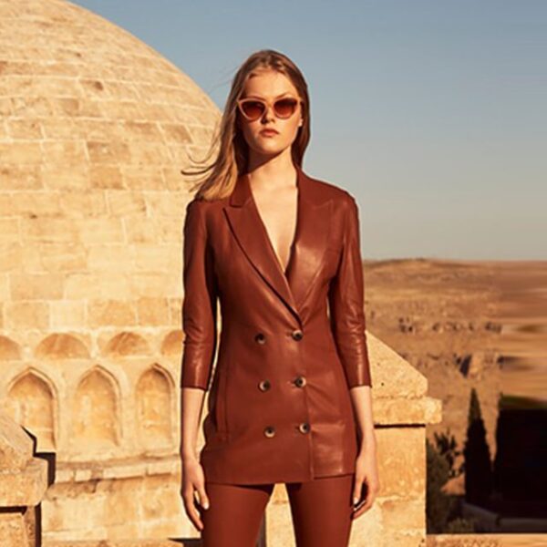 Blazer doppiopetto in pelle con bottoni alla moda da donna