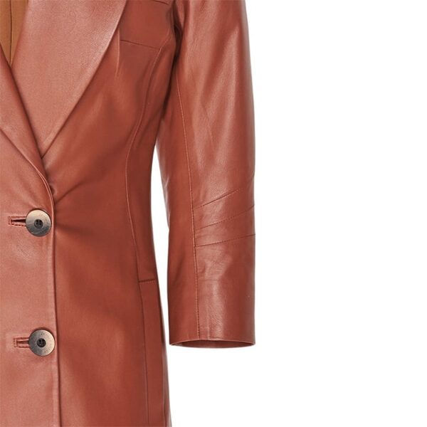 Blazer doppiopetto in pelle con bottoni alla moda da donna