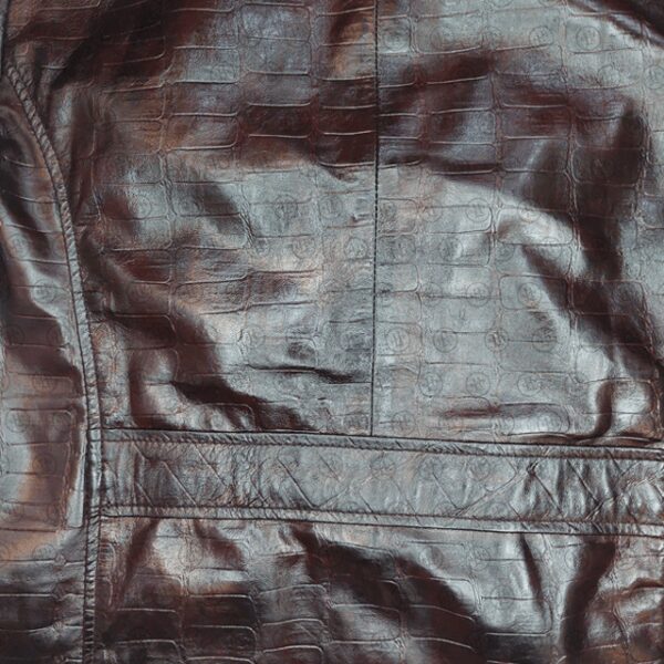 Giacca in similpelle marrone con stampa coccodrillo