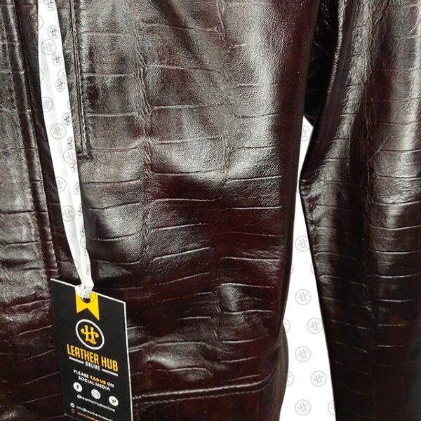 Giacca in similpelle marrone con stampa coccodrillo