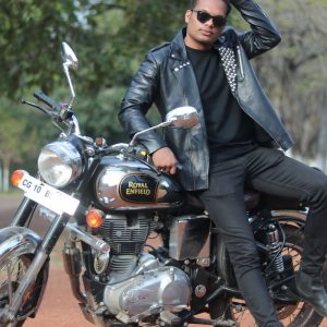 Una figura elegante con chaqueta de cuero negra sobre un fondo sombrío