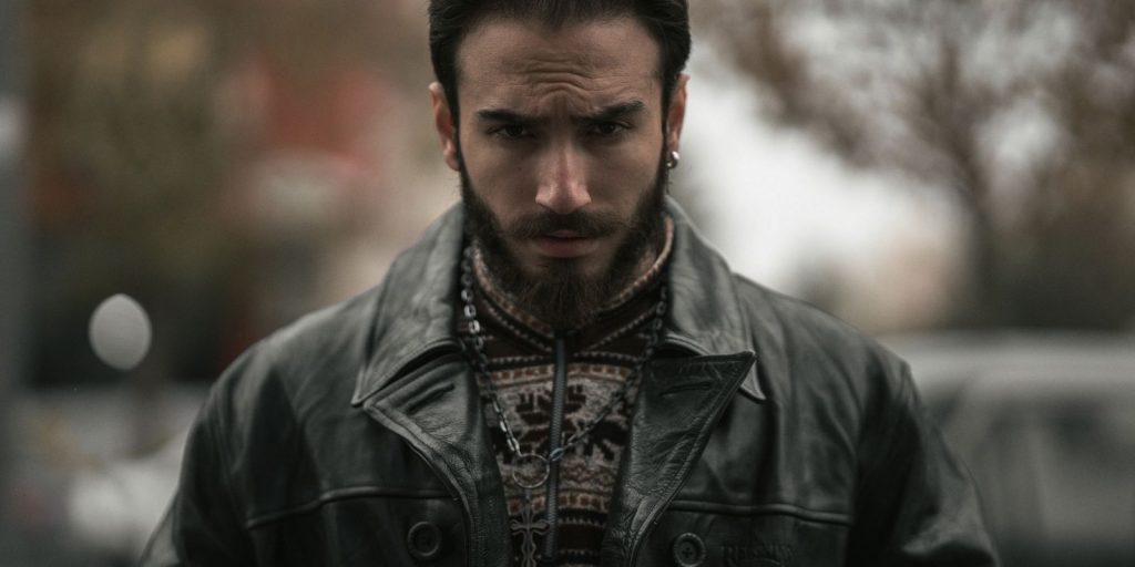 Un hombre elegante con una chaqueta de cuero clásica, retrato editorial Un hombre elegante con una chaqueta de cuero clásica, retrato editorial